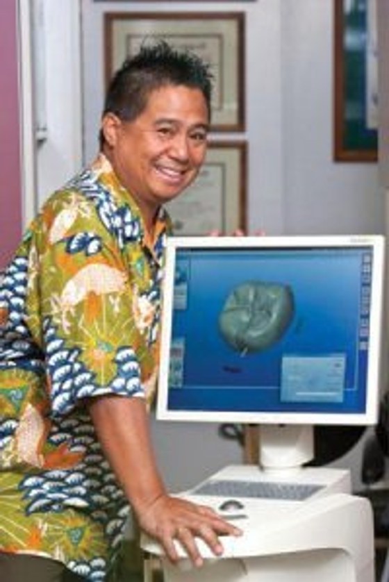 Dr. Baysa at the CEREC scanner in the Mililani office